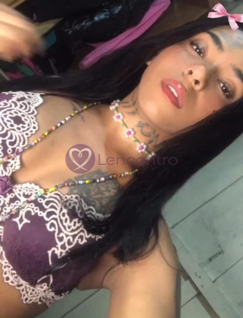 Dafne morena tatuada ninfeta 